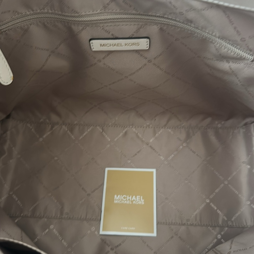 Michael Kors Cream Leather Shoulder Bag - Picture 4 of 6